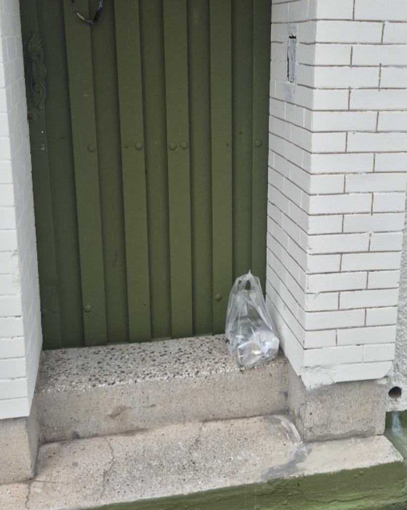 Food delivery at the door